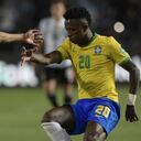 Nahuel Molina y Vinicius Junior en acción en el Estadio San Juan del Bicentenario, en San Juan, Argentina, el 16 de noviembre de 2021 (Photo by Juan Mabromata / AFP)