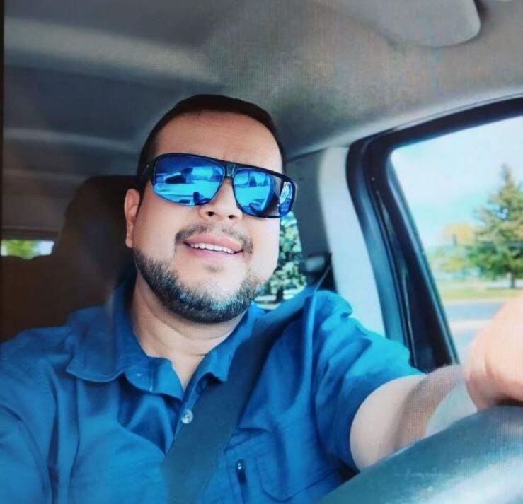 Alexander murió en su vehículo mientras descansaba dentro del carro junto a un compañero de trabajo.