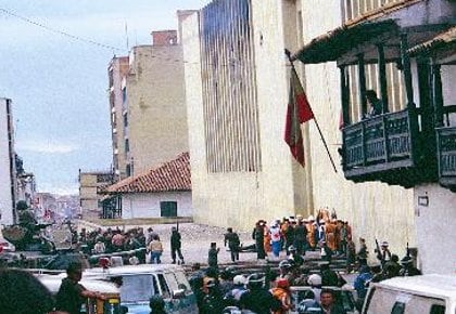 En esta esquina se ubica la Casa del Florero, lugar a donde eran conducidos los rehenes rescatados tras la toma del M-19 al Palacio de Justicia. El general Arias Cabrales dice que no tuvo responsabilidad directa sobre los liberados. 