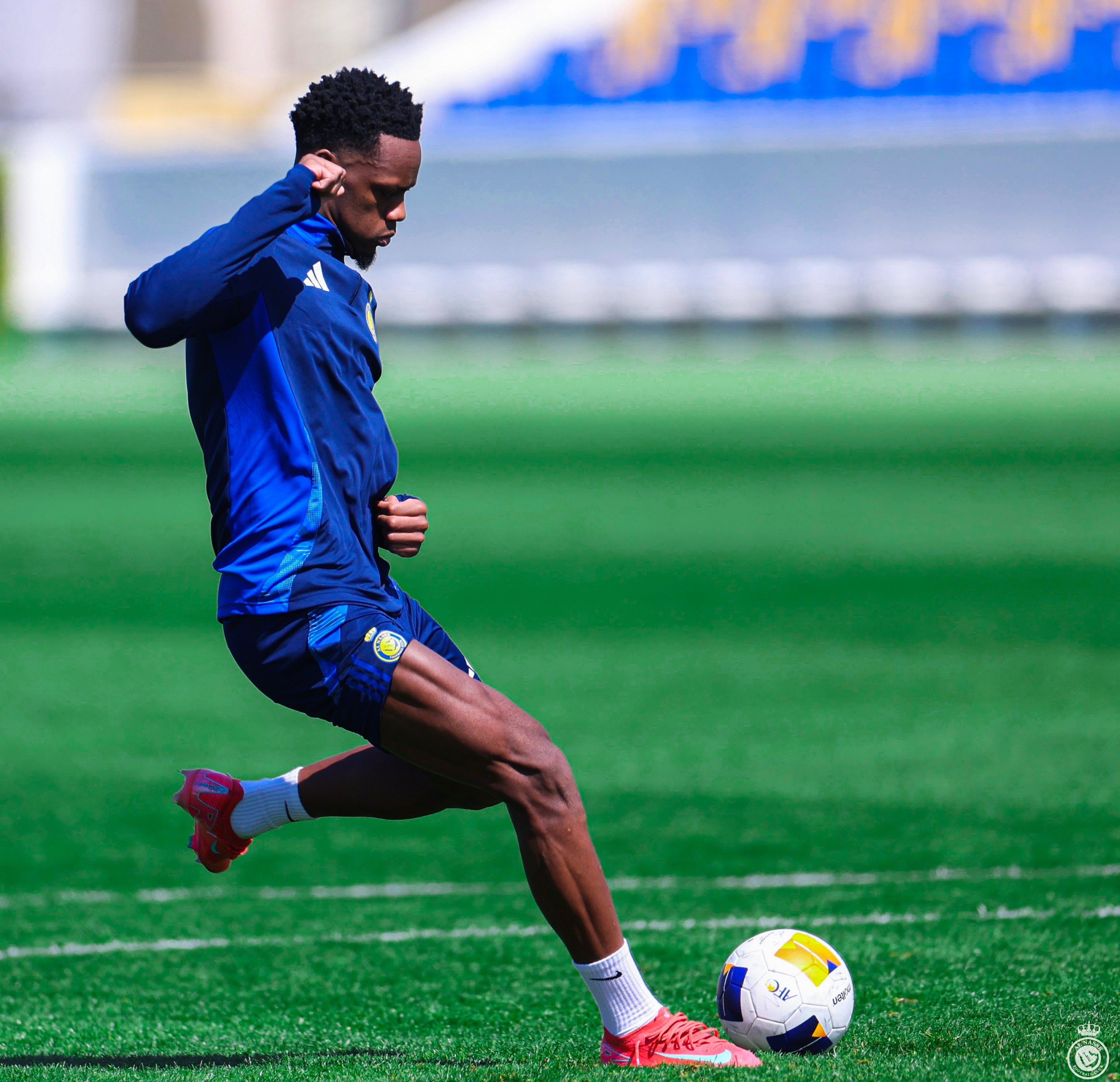 Jhon Durán entrenando con Prensa Al-Nassr.