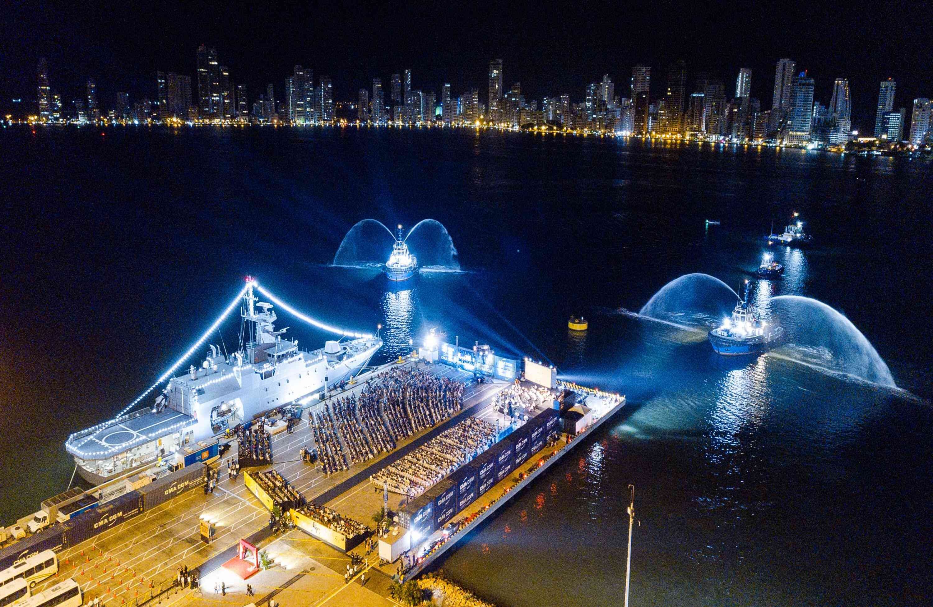 Miércoles 9 de enero. El concierto en el Puerto de Cartagena es uno de los más esperados. Es gratuito con entrada y contó con la participación de más de 3.000 espectadores. La Orquesta Sinfónica de Cartagena bajo la dirección de Leonardo Marulanda, con la participación de Alexis Cárdenas Cuarteto, propuso un viaje musical, desde melodías típicas europeas, hasta la interpretación de ‘Volver’ de Carlos Gardel. 