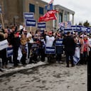 El candidato presidencial republicano, el ex presidente estadounidense Donald Trump, visita un centro de votación en la escuela secundaria Londonderry el día de la primaria, el 23 de enero de 2024 en Londonderry, New Hampshire. (Foto de Chip Somodevilla/Getty Images)