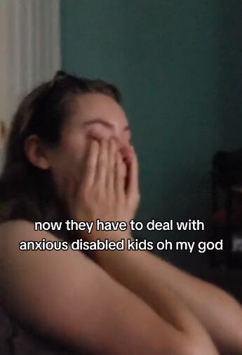 Así reaccionó la joven al ver imágenes del matrimonio de sus padres, antes de que tuvieran hijos.