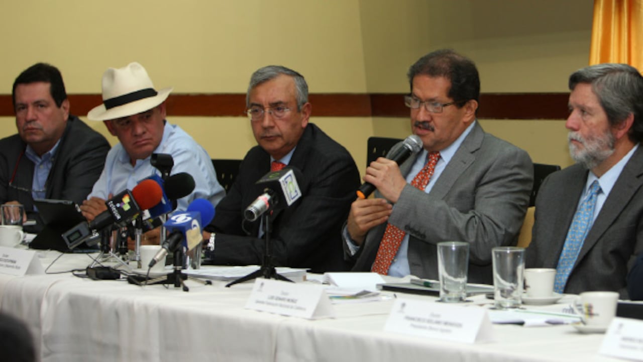 Reuniones van y vienen para tratar de conjurar el anunciado paro cafetero de agosto. En la foto durante la cumbre de la semana pasada de izquierda a derecha aparecen Orlando Beltrán y Guillermo Gaviria, voceros de Dignidad Cafetera; Francisco Estupiñán, ministro de Agricultura, el vicepresidente Angelino Garzón y Luis Genaro Muñoz, gerente de la Federación.