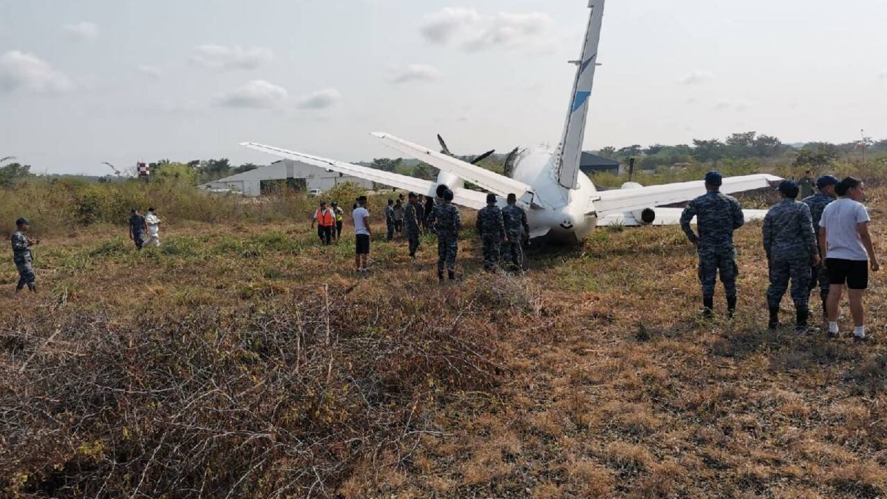 El Ejército de Guatemala y la Aeronáutica Civil de ese país ayudaron a atender a los pasajeros del vuelo que llegaba de México