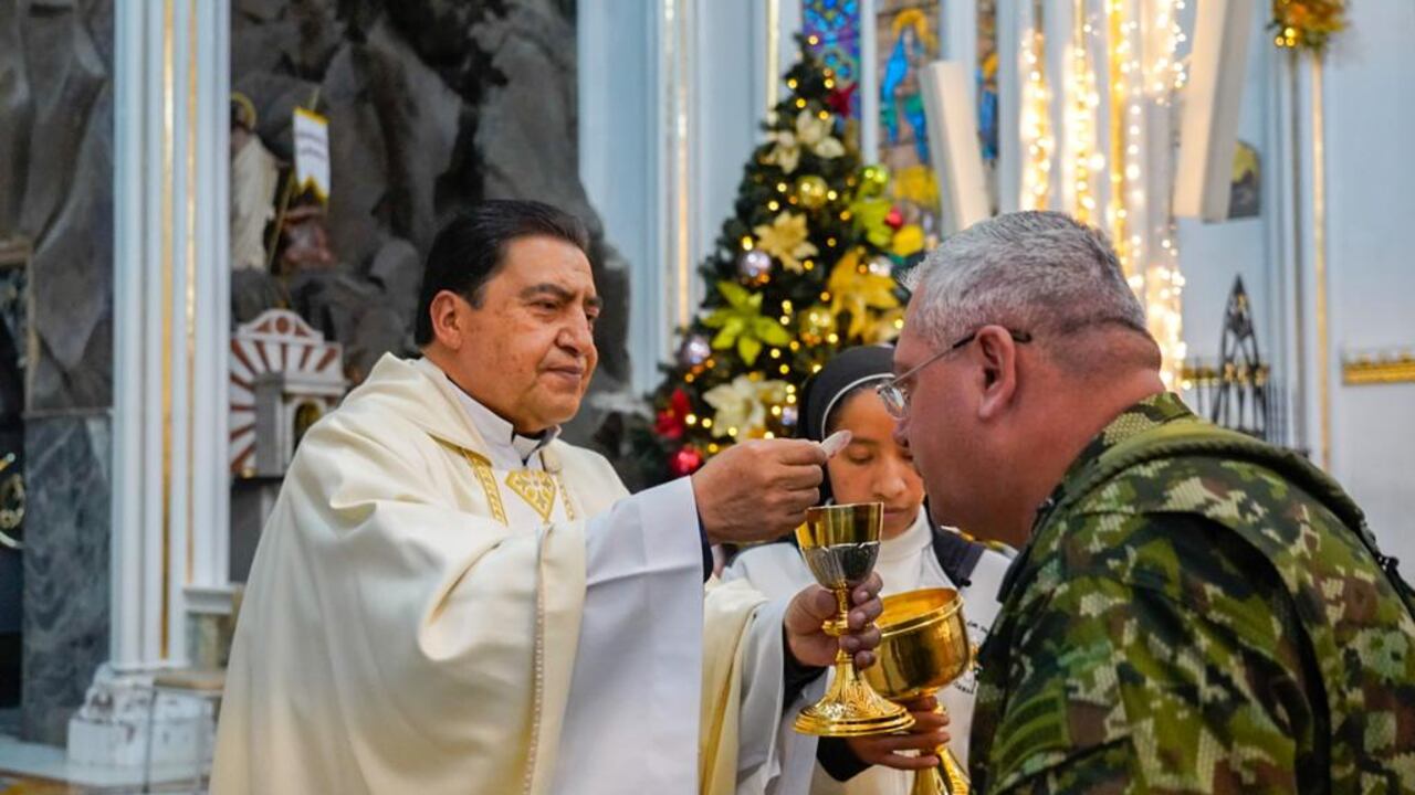 El general Helder Fernán Giraldo, comandante de las Fuerzas Militares, en el Santuario de Nuestra Señora del Rosario de Las Lajas, en Ipiales (Nariño)