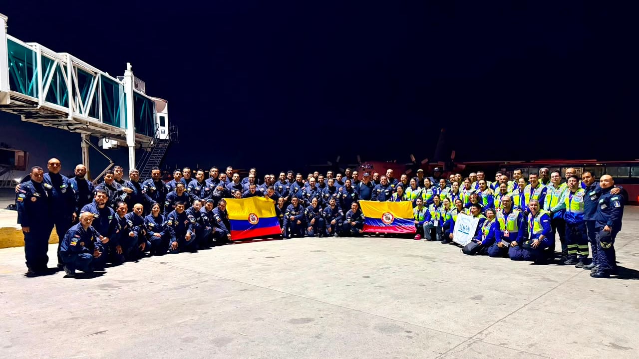La misión reunió a 63 especialistas y cuatro binomios caninos, que fueron condecorados por las autoridades venezolanas por su labor humanitaria.