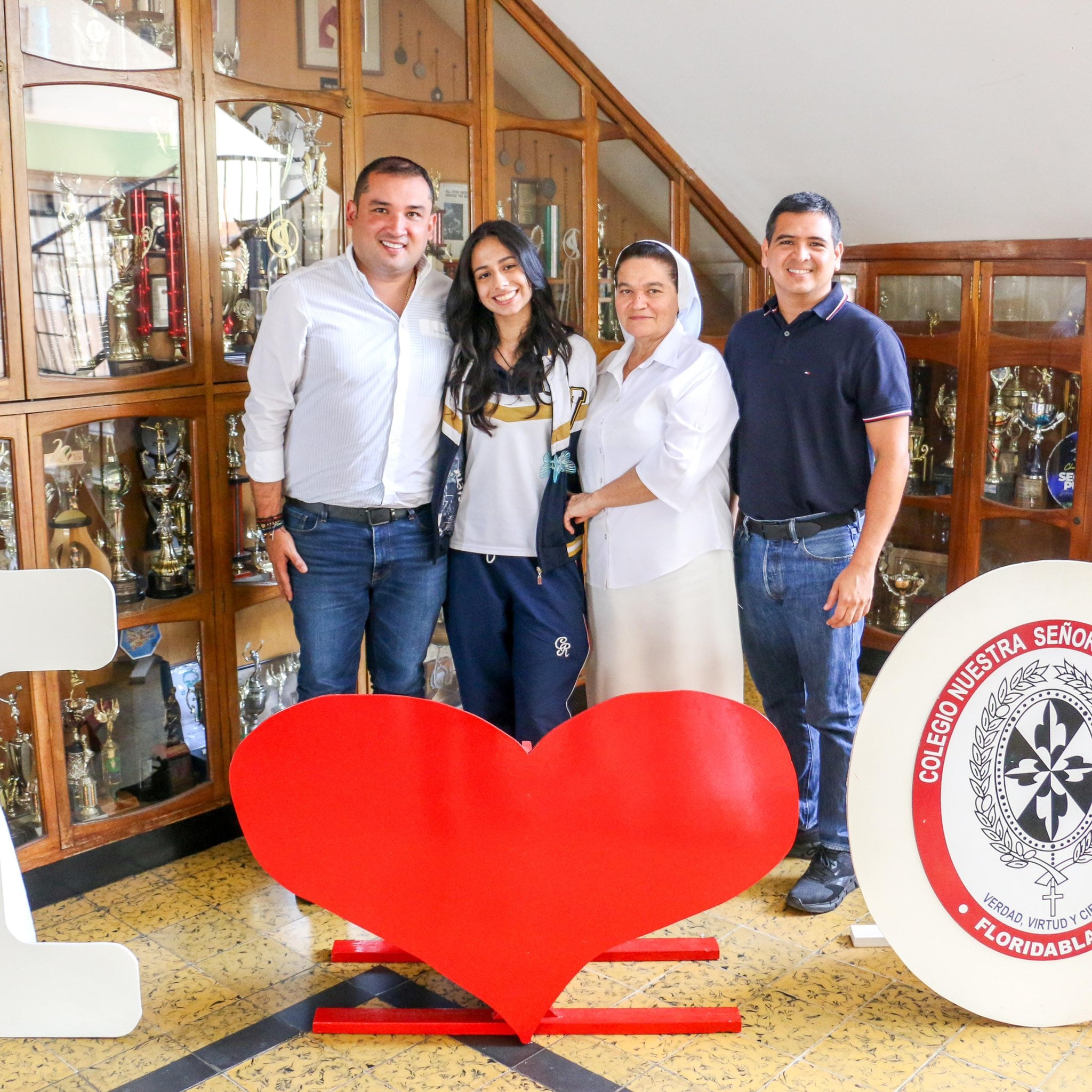 La joven rompió en llanto junto a su familia cuando se enteró de la noticia.