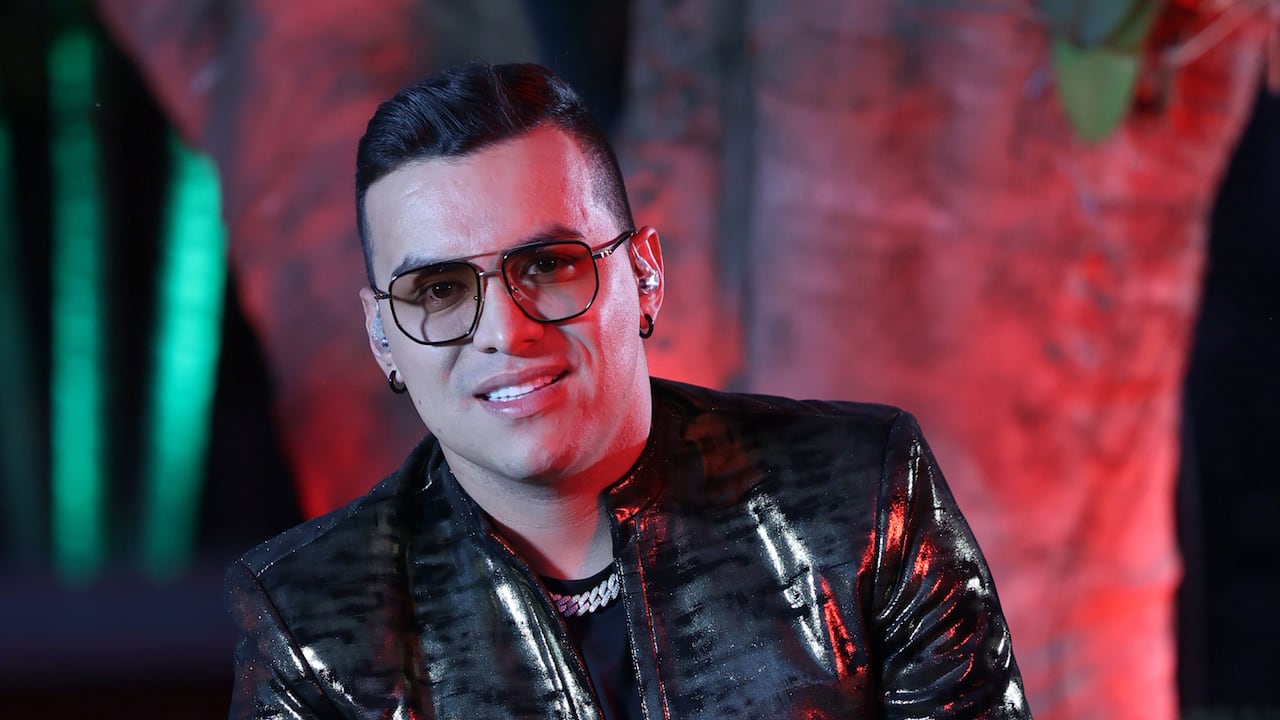 El cantante Yeispn Jiménez está muy feliz de mostrar los frutos de su trabajo. (Photo by Rodrigo Varela/Getty Images)