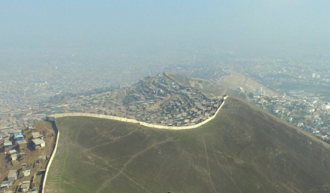 El muro alcanza una longitud de 10 kilómetros