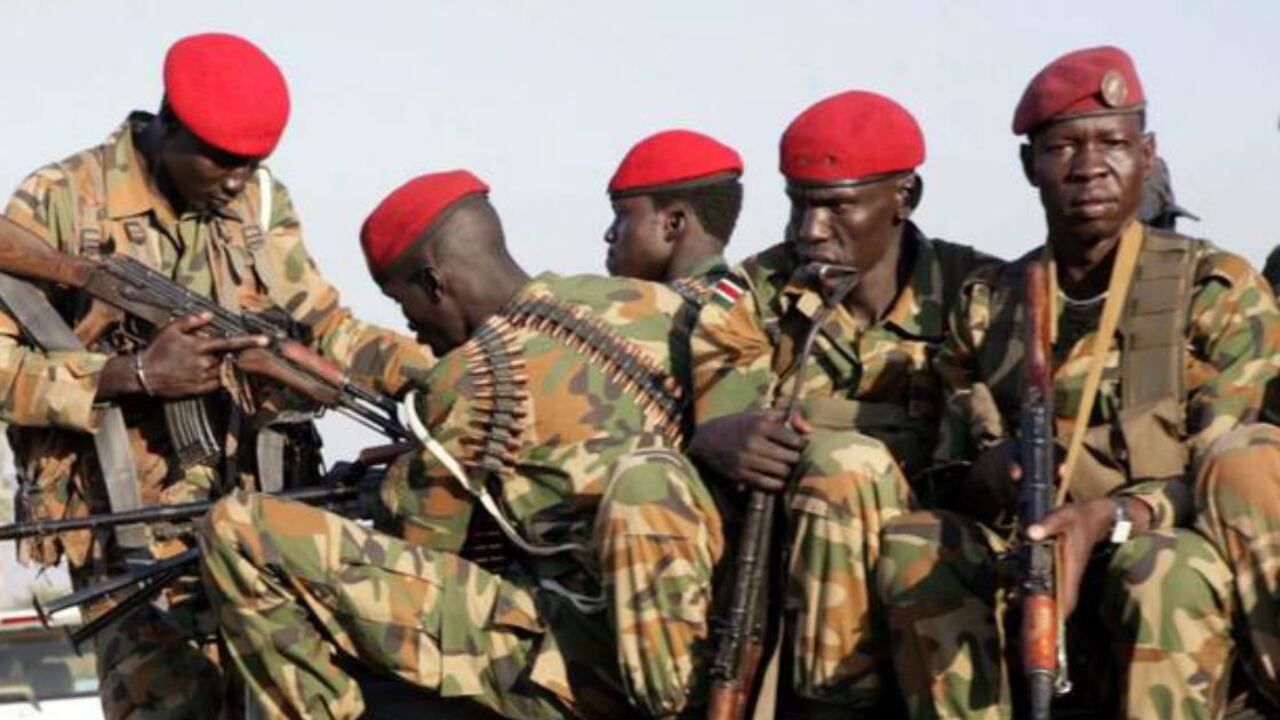 Manifestantes y militares entraron a la residencia del mandatario. Un golpe de Estado tras años de opresión.