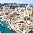 2. Italia: tiene una riqueza de historia, arquitectura y cocina para explorar. Los viajeros pueden dirigirse a Florencia por la auténtica comida toscana o tomar un taxi acuático en Venecia