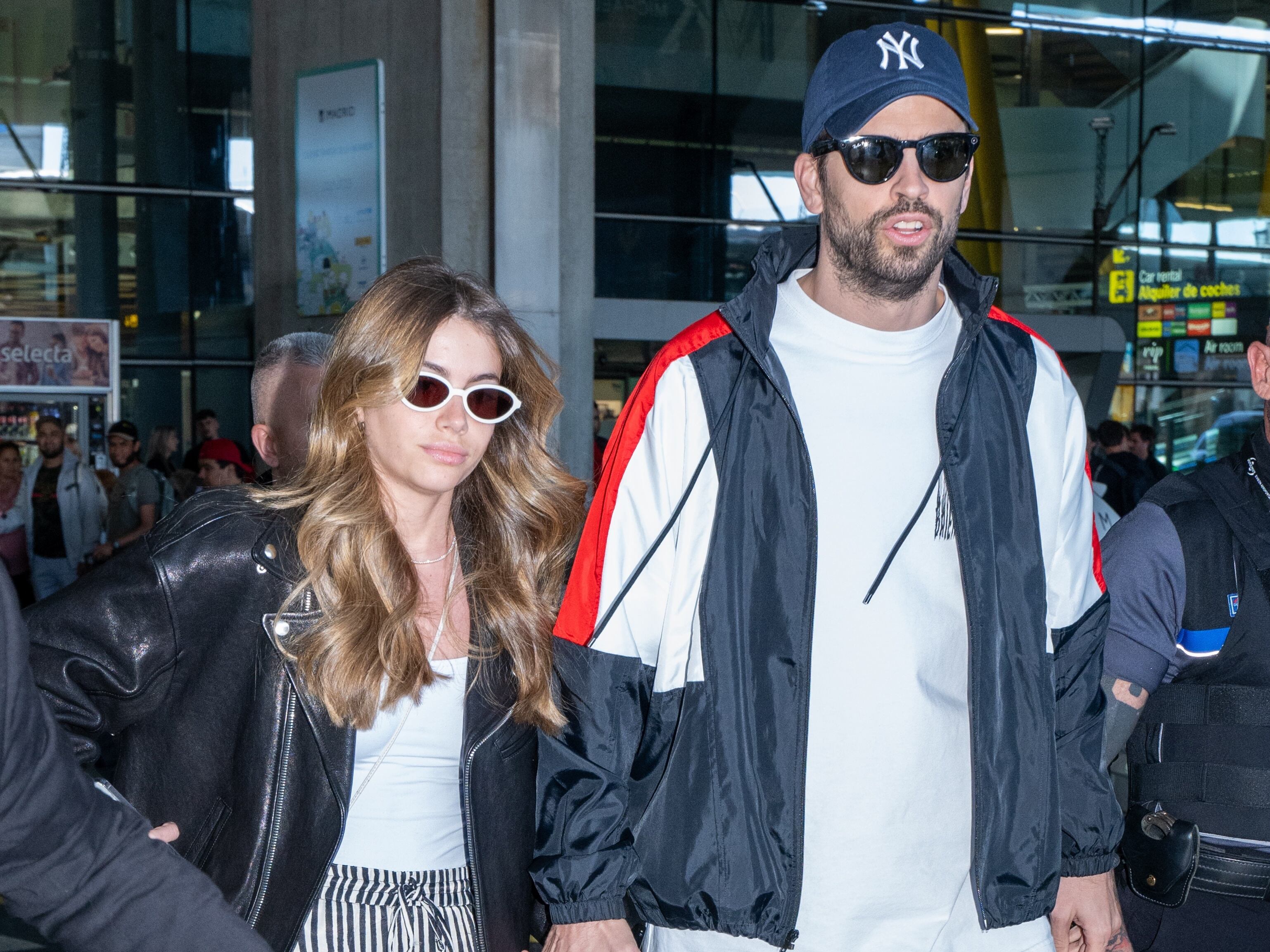 Clara Chía y Gerard Piqué a su llegada al aeropuerto de Madrid (España)