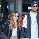 Clara Chía y Gerard Piqué a su llegada al aeropuerto de Madrid (España)