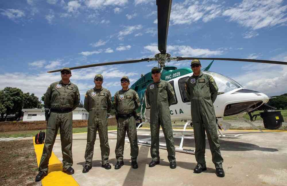 La tripulación del nuevo helicóptero de la Policía forma alrededor de la aeronave,  el miércoles 5 de julio de 2017, en Cali, durante el lanzamiento del nuevo Bell 407 de fabricación estadounidense, que será utilizado en la lucha contra el crimen organizado, la delincuencia común y que contribuirá al mejoramiento de la seguridad pública y ciudadana. Foto: Carlos Julio Martínez / SEMANA