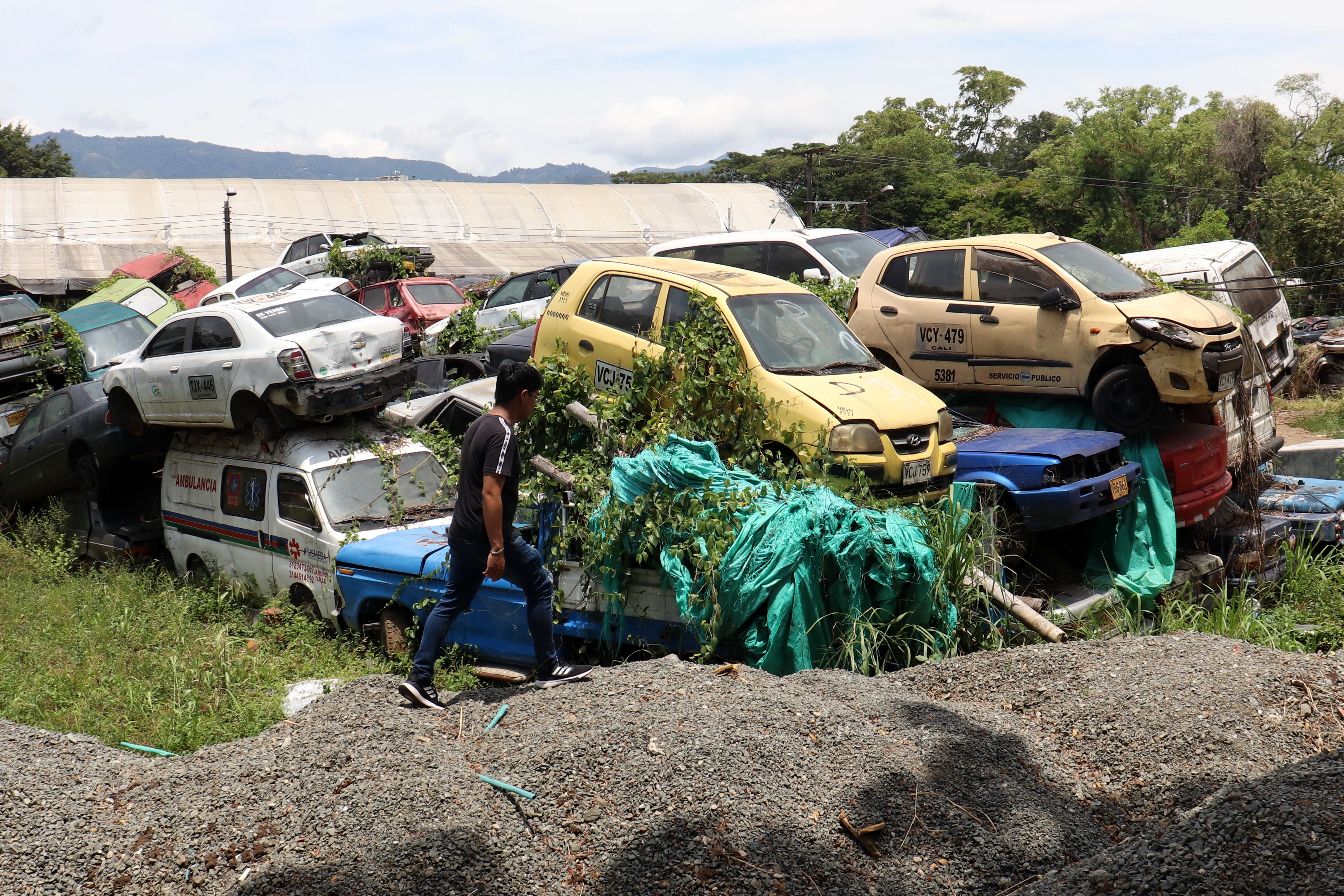 Cerca de 1200 vehículos convertidos en chatarra permanecen en un lote de la avenida pasoancho con 66 en el sur de Cali pese a la orden de retirarlos emitida hace dos años.