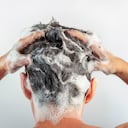 El shampoo debe aplicarse en el cuero cabelludo y con la espuma producida se limpian las otras zonas del cabello.