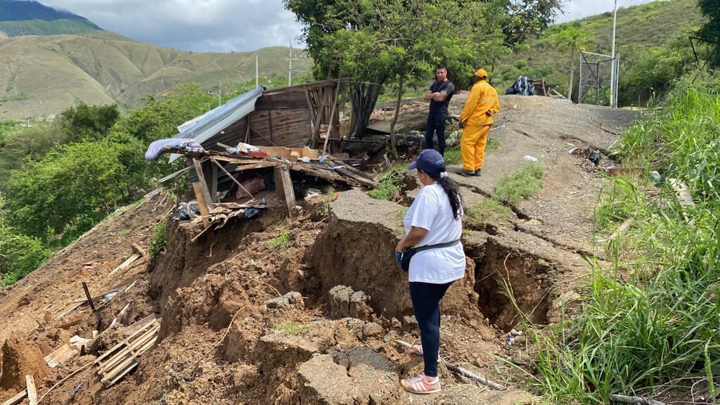 Los habitantes del kilómetro 59 temen que la ola invernal acabe con más viviendas.