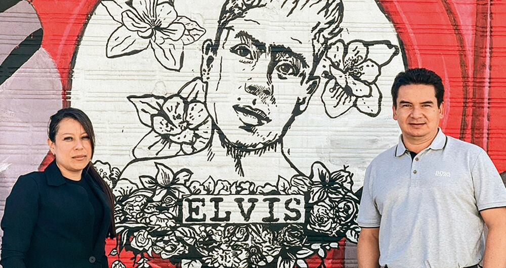 Mural en homenaje a Elvis Vivas. En la foto, Johana López, mamá de Elvis, y Marlon Díaz, abogado de víctimas.