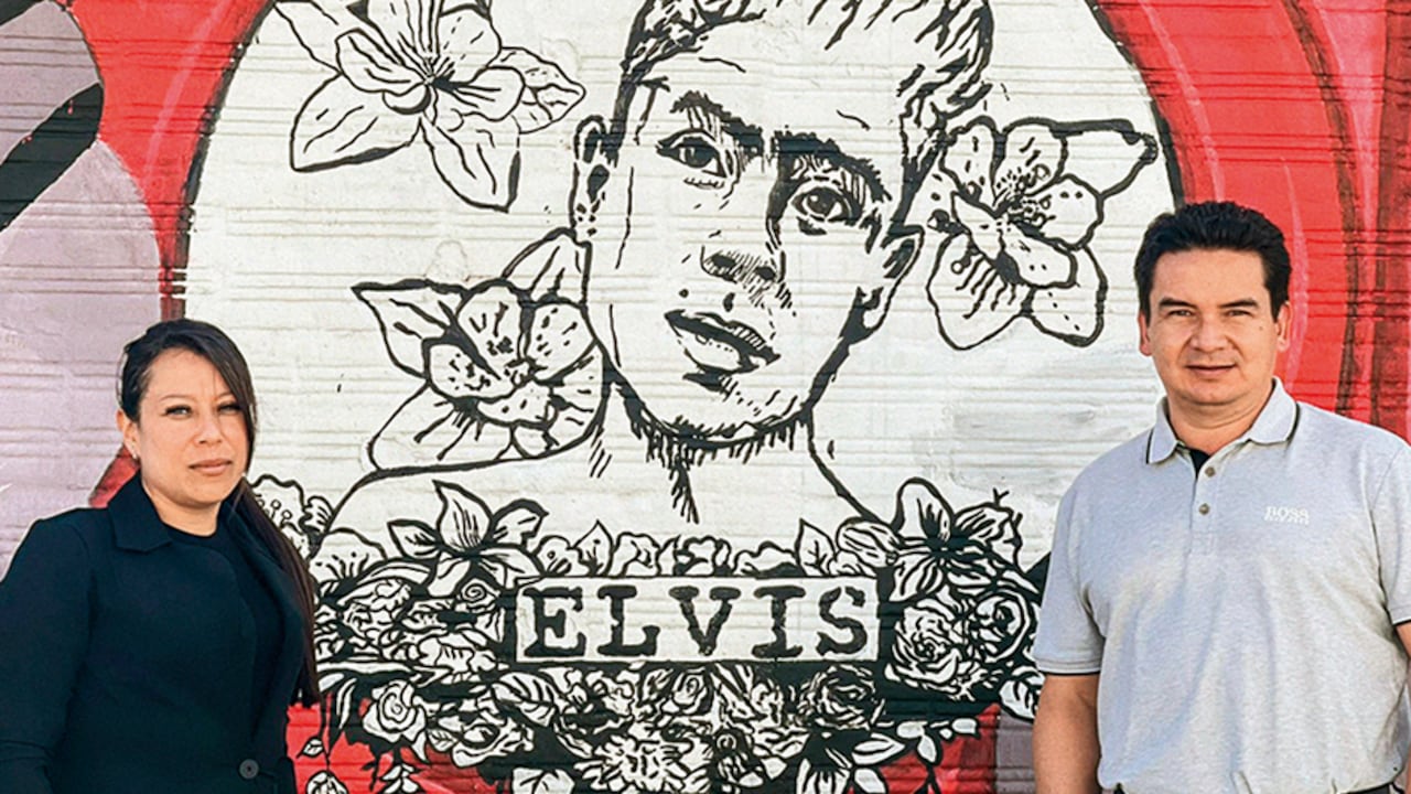 Mural en homenaje a Elvis Vivas. En la foto, Johana López, mamá de Elvis, y Marlon Díaz, abogado de víctimas.