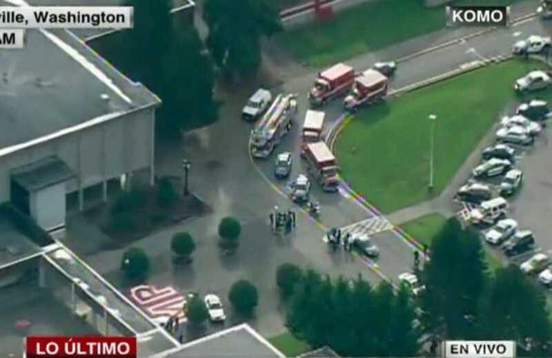 Policías, ambulancias y bomberos se detienen en el instituto Pilchuck de Marysville, norte de Seattle (Washington, EE. UU.), donde el 24 de octubre del 2014 el estudiante de 15 años Jaylen Fryberg disparó contra sus compañeros, matando a 4 estudiantes. Luego, se suicidó. 