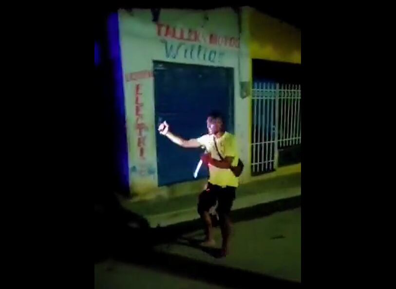 Uno de los uniformados acciona su arma tipo Táser para poder neutralizar a un hombre armado