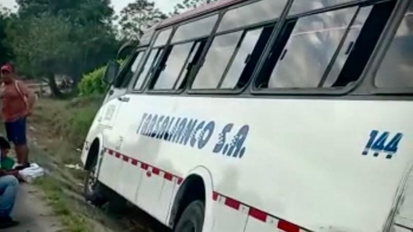El bus termino casi volcado al costado de la carretera.