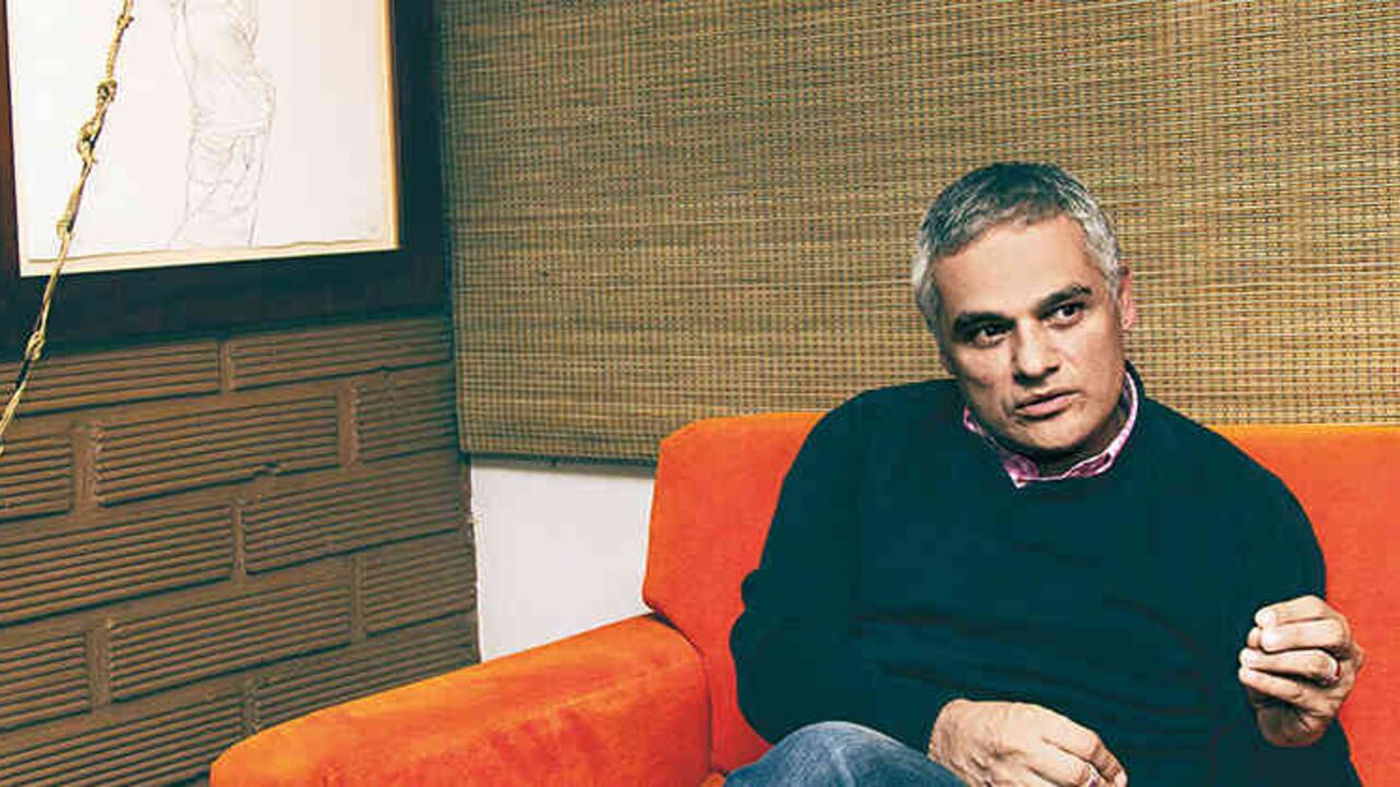 Hernando Muñoz en su casa en Medellín. Foto: Pablo Monsalve.