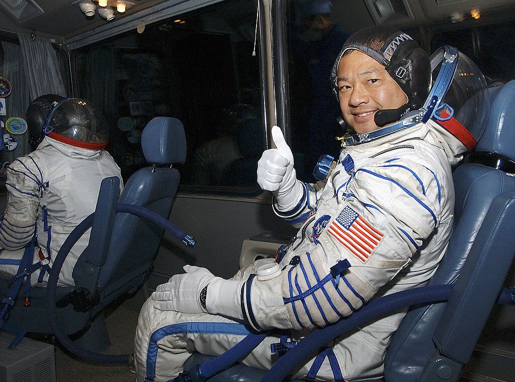 El exastronauta Leroy Chiao relató haber visto esferas metálicas brillantes a 2.700 metros durante un vuelo en agosto de 2023.