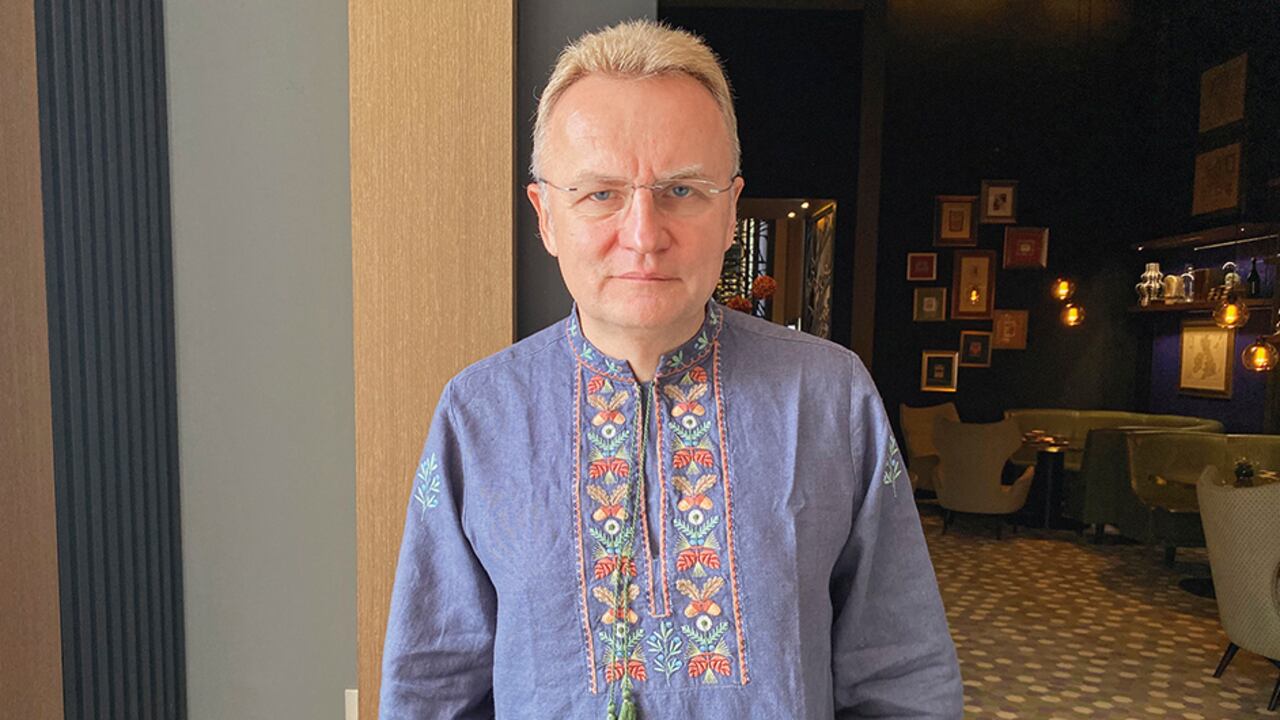 Andriy Sadovyi pide a los ciudadanos que apoyan a Putin que investiguen las atrocidades que se han cometido. Así luce la ciudad en medio del conflicto.