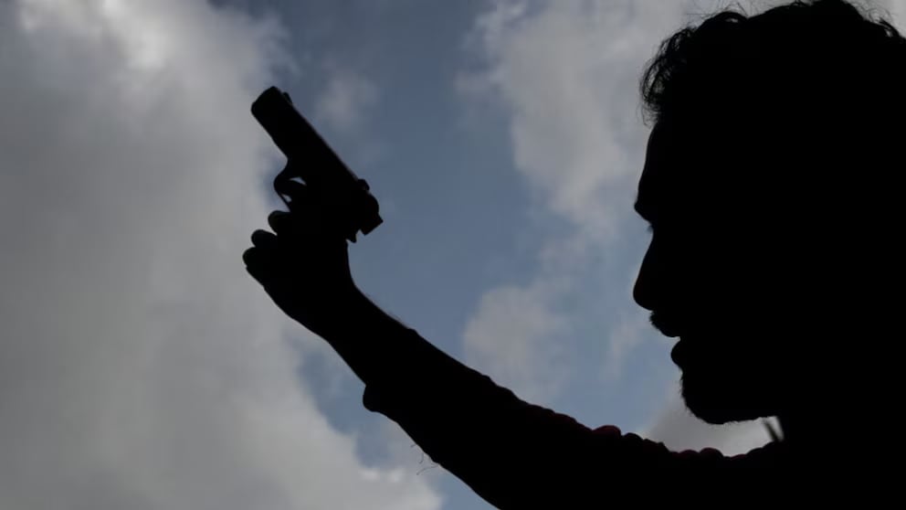 un hombre conocido como El Azulejo se encontraba en la vía pública ingiriendo bebidas alcohólicas junto a otros vecinos y realizando disparos al aire.