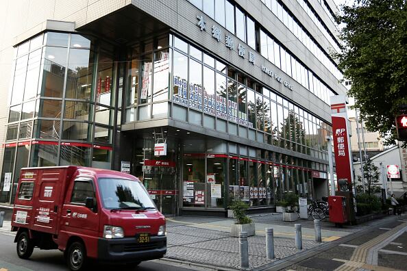 La policía de Saitama también investigaba otro suceso en el que un hombre con un arma corta se había atrincherado en una oficina postal en la localidad de Warabi, justo al norte de Toda.
