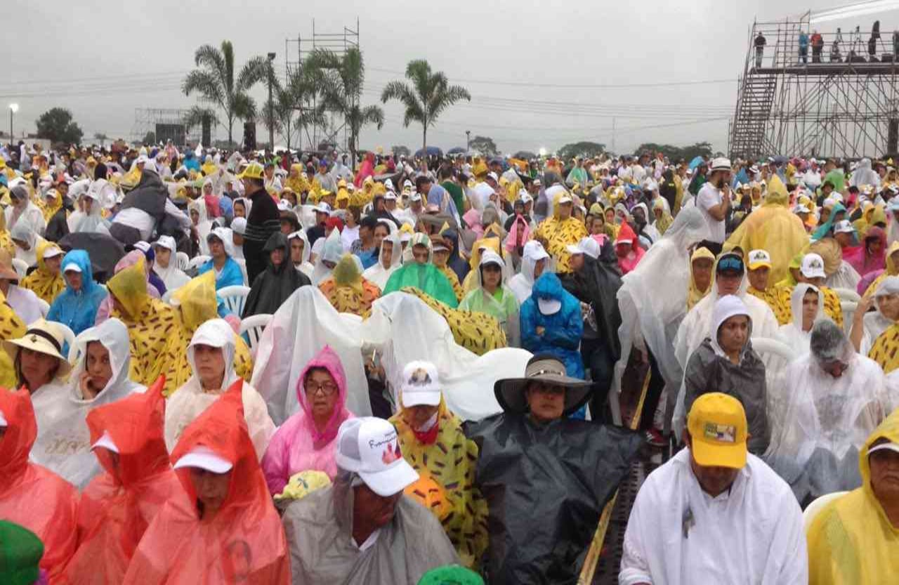 Desde tempranas horas de la madrugada miles de personas llegaron a Catama para celebrar la misa de beatificación del padre Pedro María Ramírez, asesinado por el ELN. Foto: León Darío Peláez//SEMANA.  