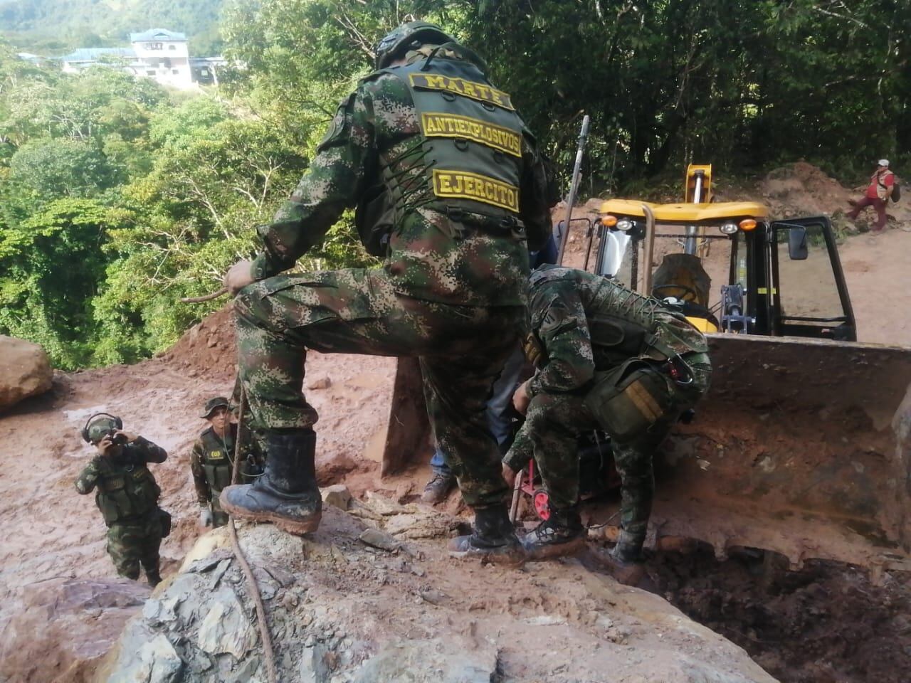 Técnicos en explosivos del Ejército Nacional despejaron la Troncal del Hacha en Florencia.