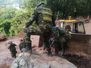 Técnicos en explosivos del Ejército Nacional despejaron la Troncal del Hacha en Florencia.
