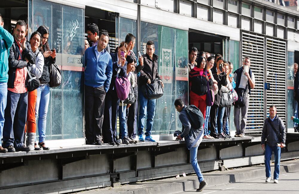 Los colados son un problema endémico del transporte público bogotano.