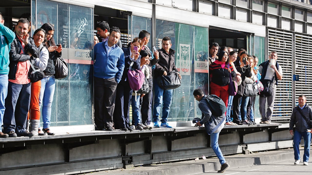 Los colados son un problema endémico del transporte público bogotano.
