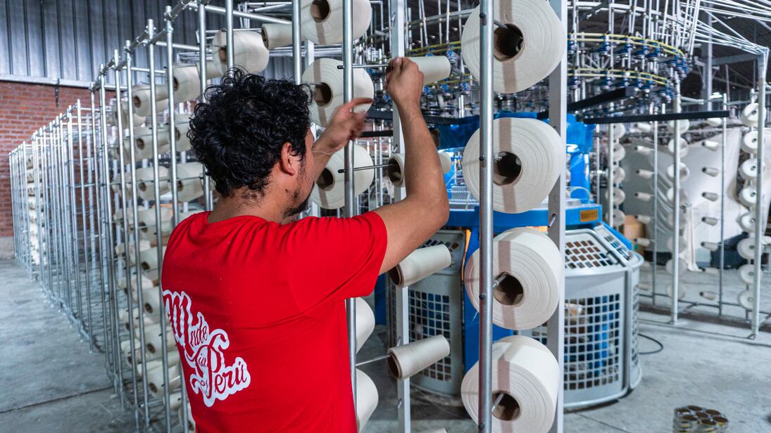Empleado trabajando en el área de hilado como parte de las operaciones textiles en Medellín