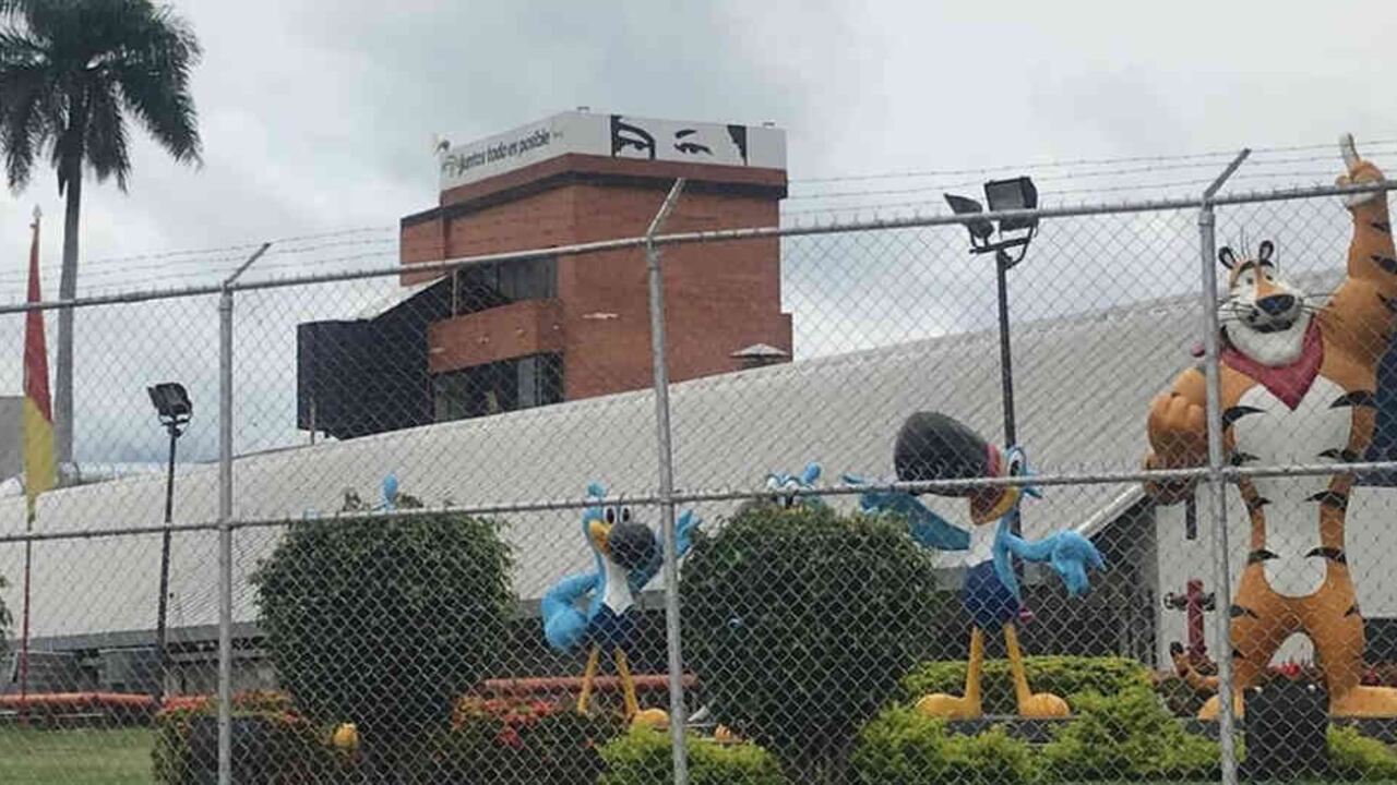 En la fábrica de Maracay se ha colocado la imagen del expresidente Hugo Chávez, que ahora puede verse junto a la estatua del tigre Tony, el más famoso símbolo de Kellogg's. Foto: Vanessa Silva/BBC