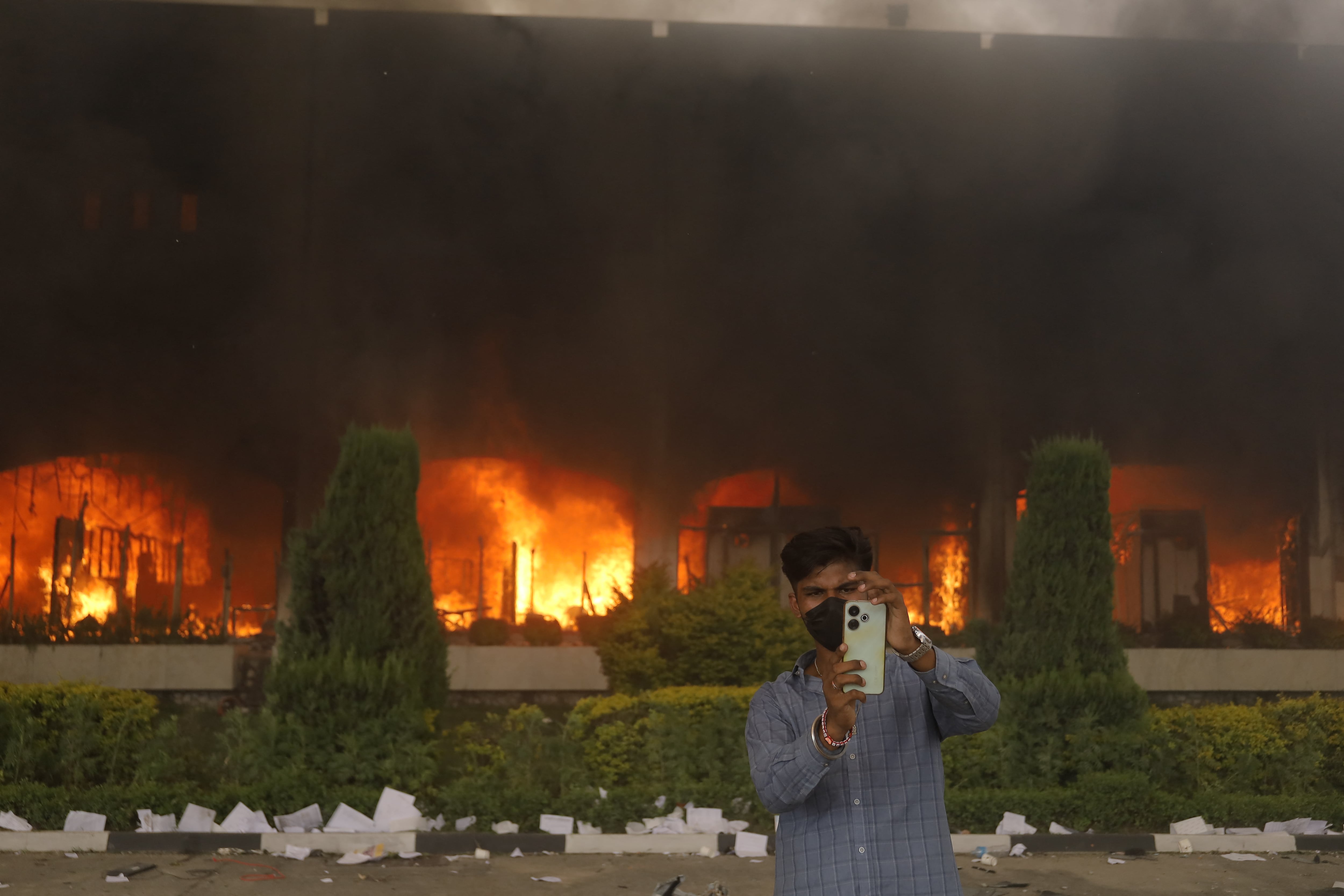 El humo sale del edificio del Parlamento Federal de Nepal cuando los manifestantes le prendieron fuego en Nepal el 9 de septiembre de 2025, durante el segundo día de protestas contra la corrupción, que se vuelve violenta y la policía utiliza fuerza letal. Al menos 19 manifestantes mueren en un solo día cuando las fuerzas de seguridad abren fuego contra manifestantes de la Generación Z en varios distritos de Nepal el 8 de septiembre de 2025. La policía utiliza cañones de agua, gases lacrimógenos y munición real contra los manifestantes. La policía dispara mientras se refugia dentro del parlamento mientras los manifestantes invaden el edificio y prenden fuego a la entrada. Las manifestaciones continúan en Katmandú y otras ciudades importantes, con manifestantes de la Generación Z manifestándose contra las restricciones de las redes sociales y la corrupción gubernamental. (Foto de Subaas Shrestha/NurPhoto) (Foto de Subaas Shrestha/NurPhoto vía AFP)