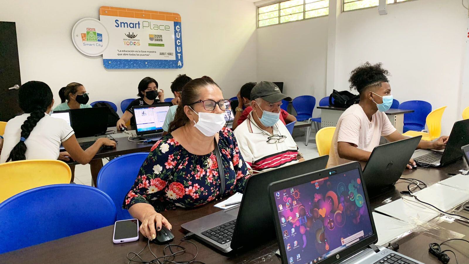 Más de 2000 cucuteños se capacitan con cursos gratuitos en los “Smart places”, lugares dispuestos por la administración municipal, dotados de equipos tecnológicos y servicios virtuales.