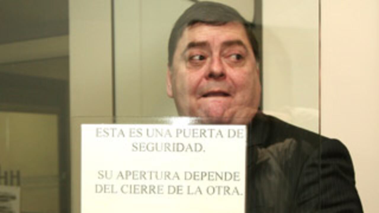 Imagen del senador Álvaro Alfonso García Romero en el momento de su ingreso a la Corte Suprema de Justicia para responder por supuestos vínculos con grupos paramilitares. (Foto: Guillermo Torres/SEMANA)