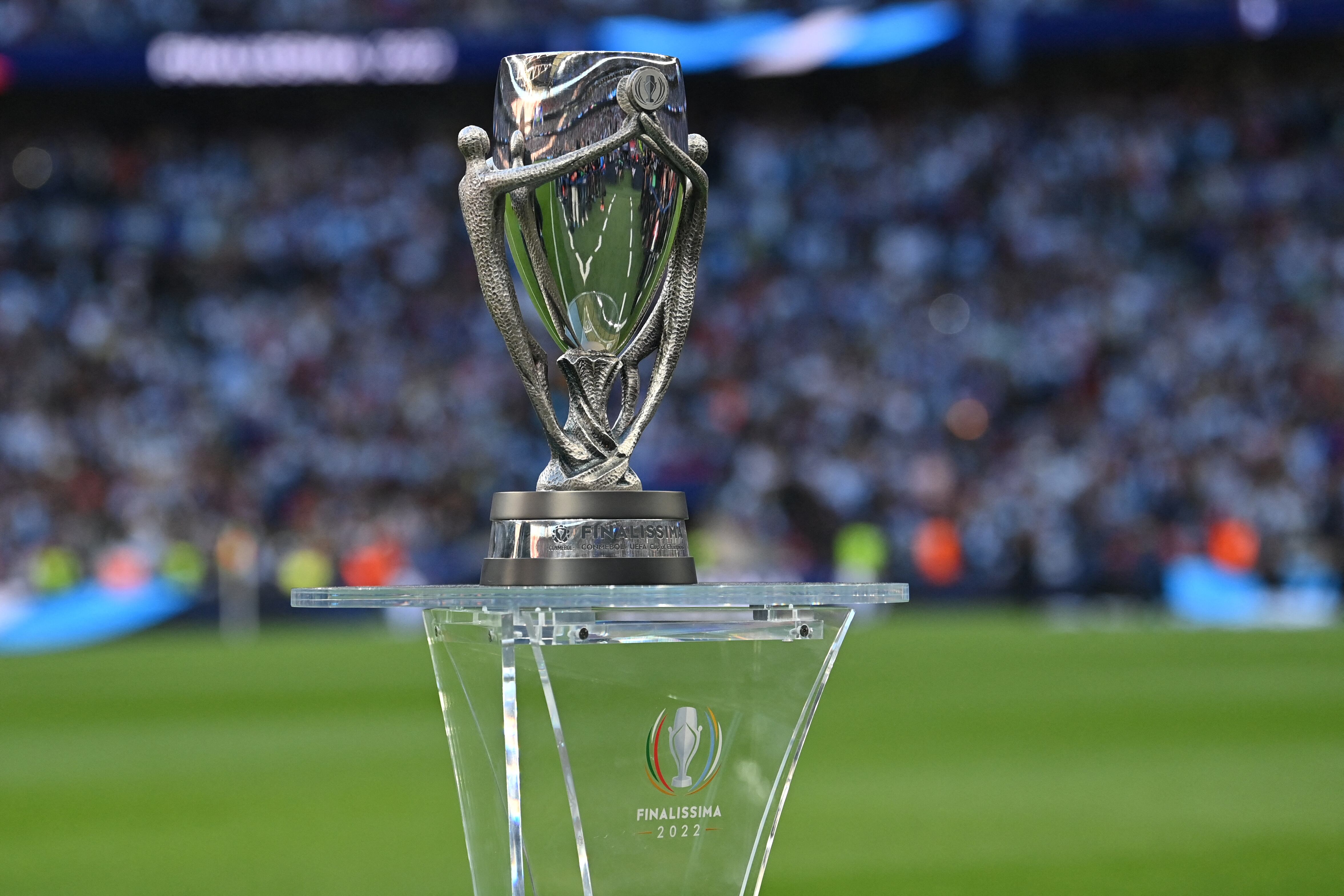 El trofeo Finalissima se encuentra al lado del campo antes del partido de fútbol amistoso internacional 'Finalissima' entre Italia y Argentina en el estadio de Wembley en Londres el 1 de junio de 2022. Los Azzurri se enfrentan a los campeones continentales sudamericanos en la Finalissima inaugural en Wembley. (Foto de Glyn KIRK / AFP)
