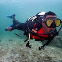 El guía Orlis Navas bucea en el MUSZIF underwater museum in Isla Fuerte, Bolivar department, Colombia, on May 22, 2024. In the Colombian Caribbean an underwater museum protects coral reefs threatened by tourism and climate change. (Photo by Luis ACOSTA / AFP)