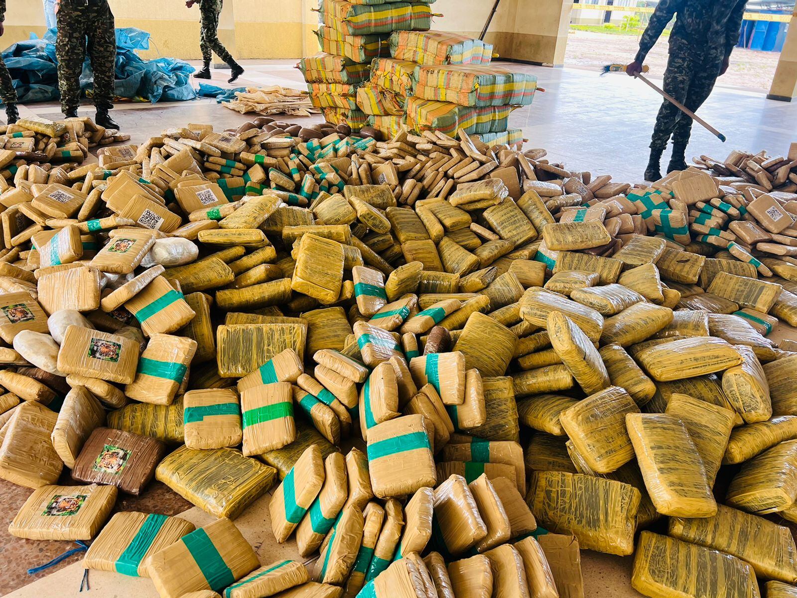 El Ejército Nacional incautó más de 2,5 toneladas de marihuana y 346 kilos de cocaína en zona rural de Paz de Ariporo, Casanare.