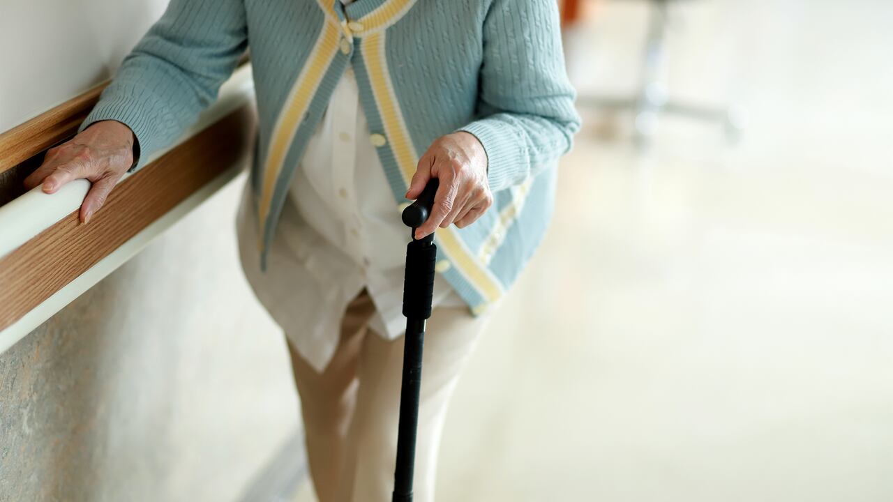 Personas mayores a menudo son abandonados por sus familiares y llevados a ancianatos sin su autorización