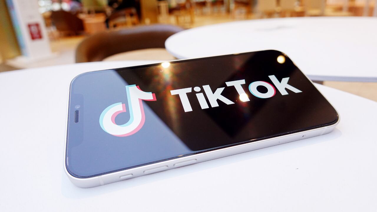 Dos familias en Estados Unidos demandaron a TikTok, responsabilizándolo de la muerte de sus hijas, al practicar un reto viral promocionado por la plataforma de videos.