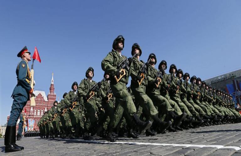 Soldados rusos marchan en frente de la Torre Spasskaya durante un ensayo para un desfile militar. (EFE)