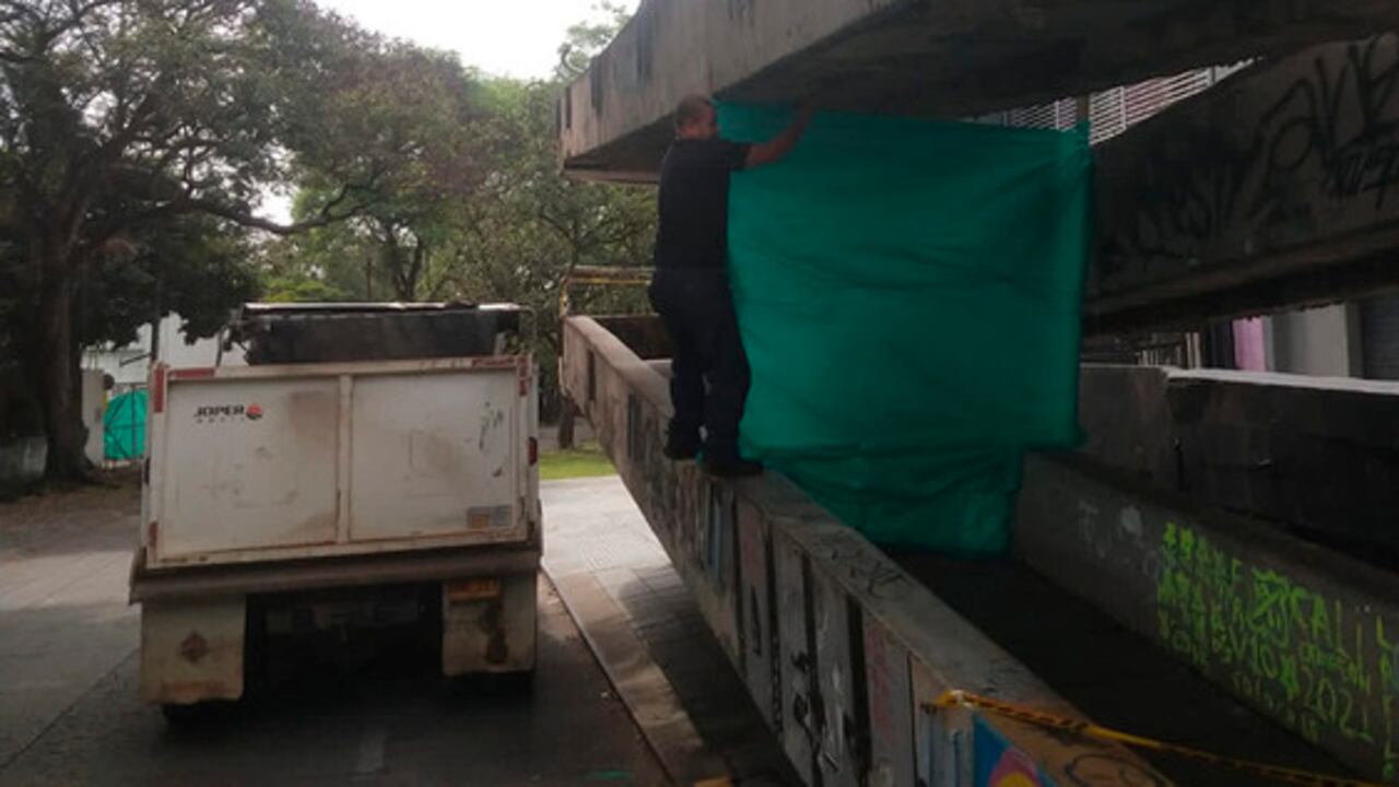 Puente peatonal al que le robaron las barandas en Cali, lo cerraron