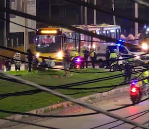 La explosión, que se cree fue causada por una granada, ocurrió poco antes de las 10:00 p. m.